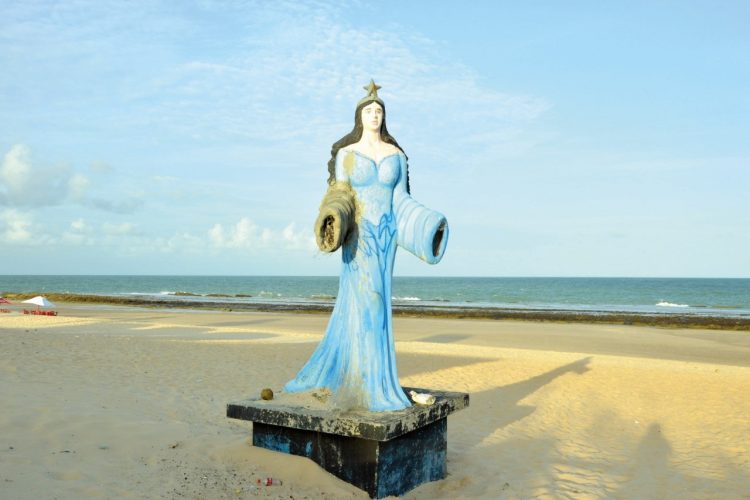 Mãe Sônia de Iemanjá junto à imagem de Iemanjá